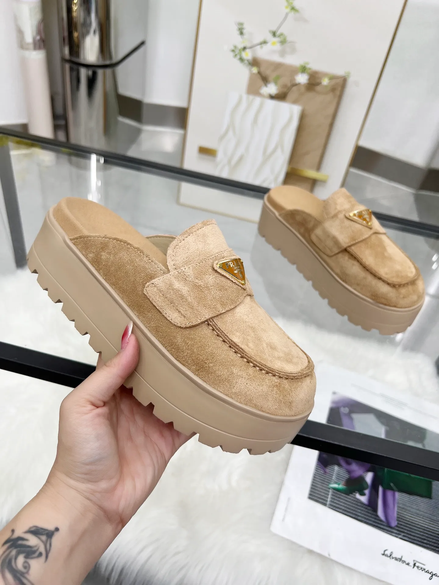👟👟Ex-factory price 520👟👟 🌸Prada 2025 spring and summer new slippers 💫Velcro sandals The latest catwalk style, classic upgrades, both comfort and fashion. Each color combination looks good, and the design matches different style needs ✅Upper: original customized cowhide ✅Inner: original customized sheepskin lining, cowhide feet ✅Outsole: original molded anti-slip outsole ✅Number of codes: 35-40 (41 customized, non-refundable and non-exchangeable)